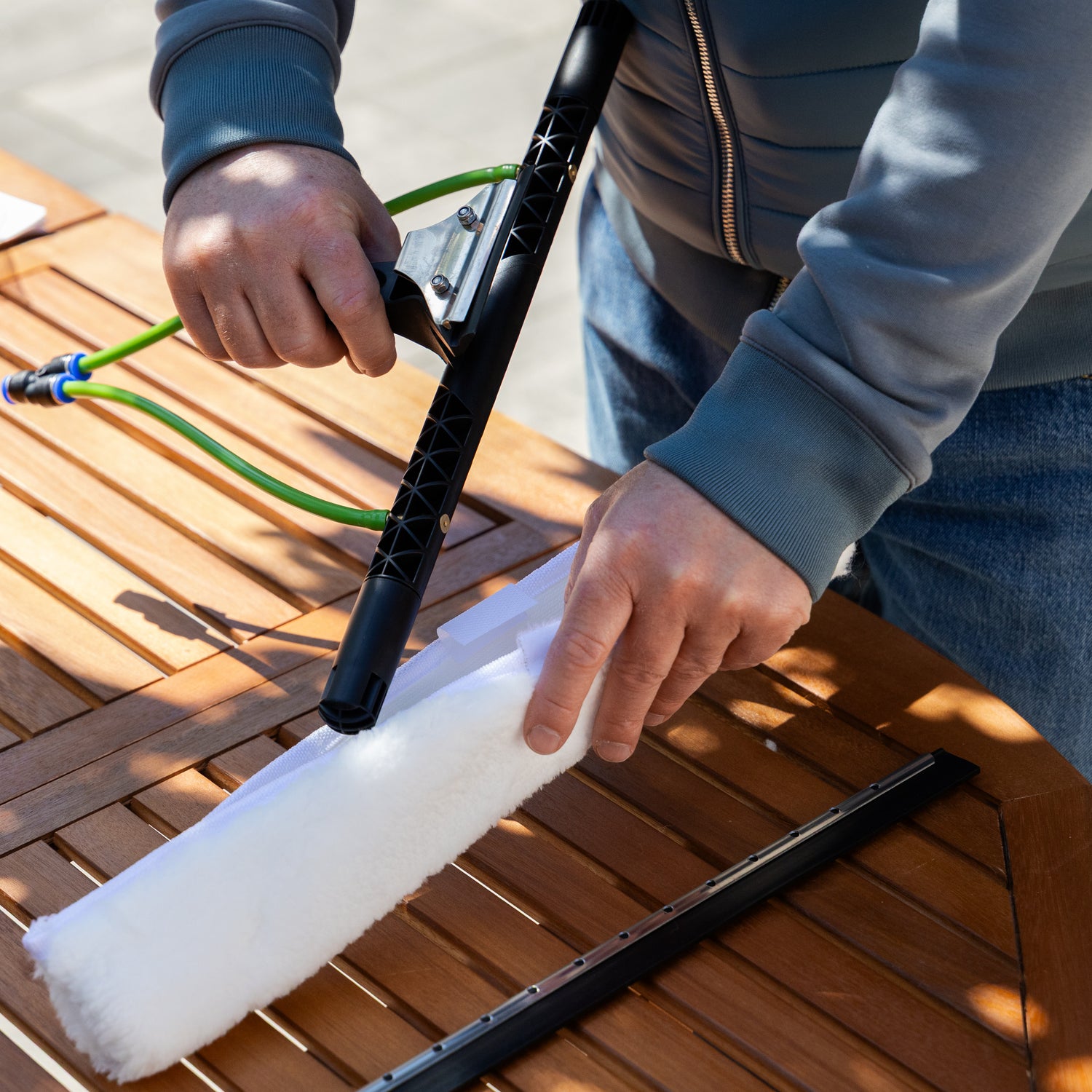 Attaching the washing cloth to the washer-wiper set