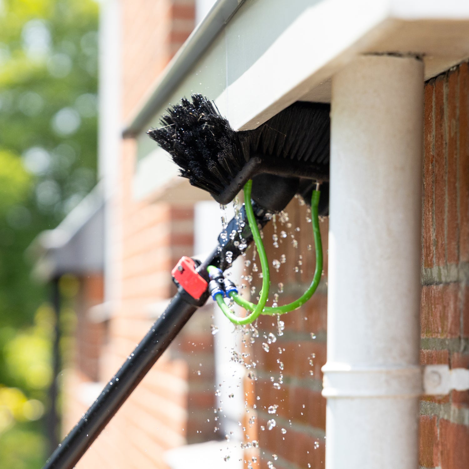 Cleaning the bottom of a fascia using a five-sided brush