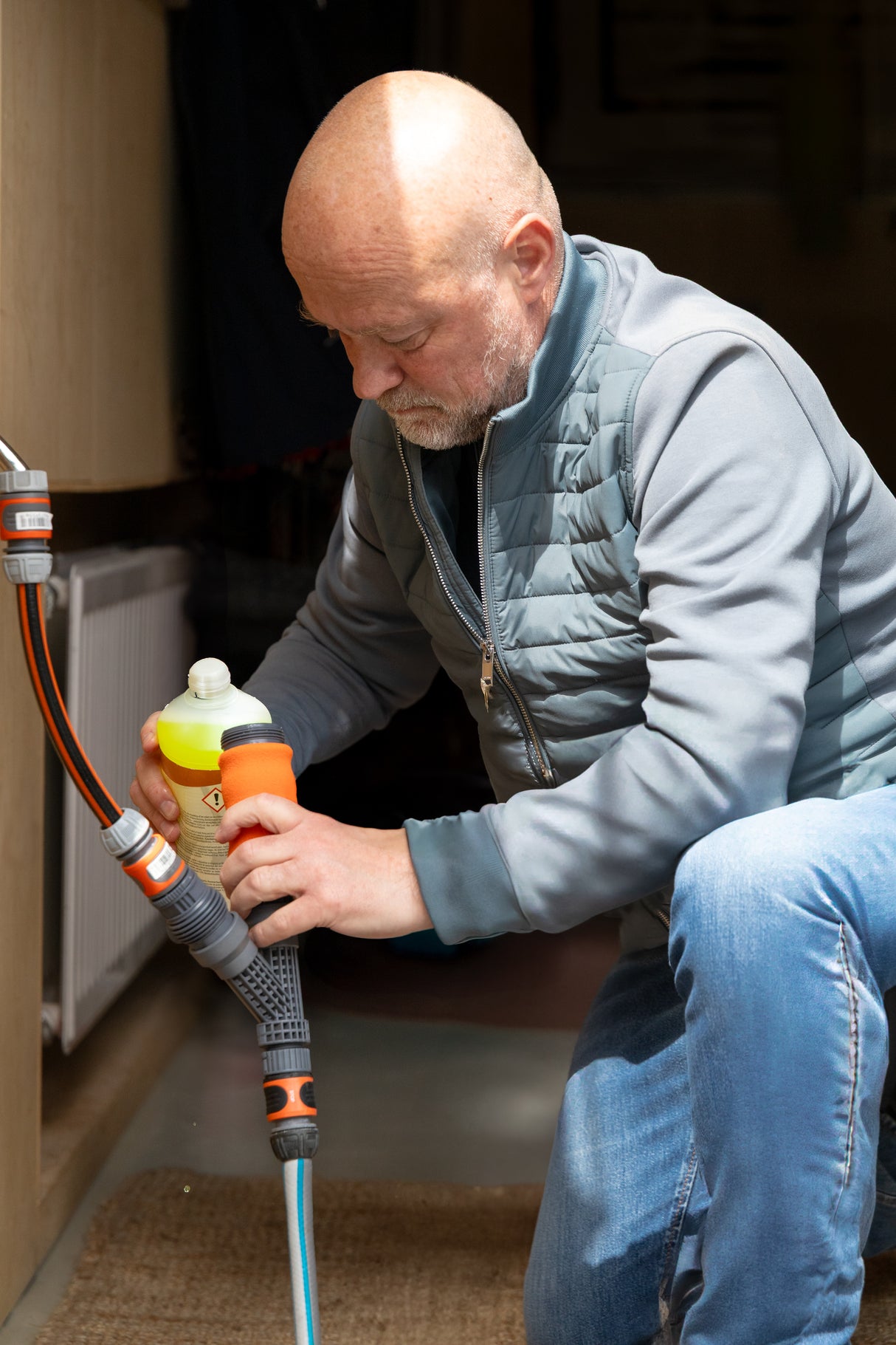 Filling the soap dispenser with a detergent