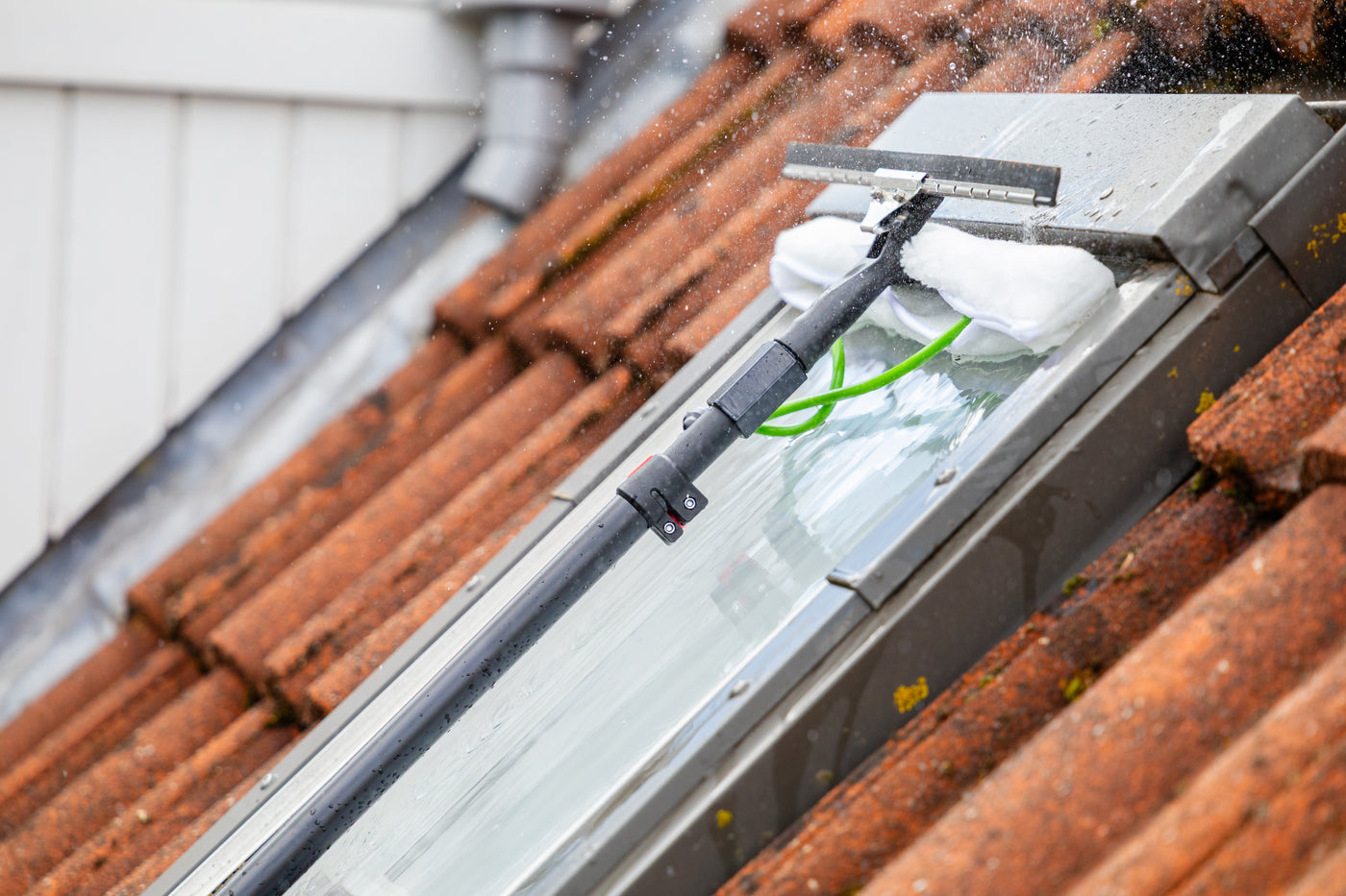 Using the washer-wiper set on a skylight