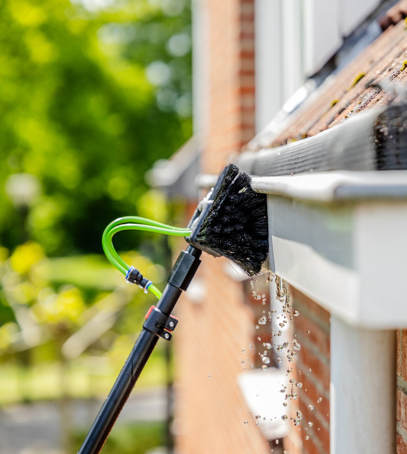 Using the five-sided brush to clean a fascia