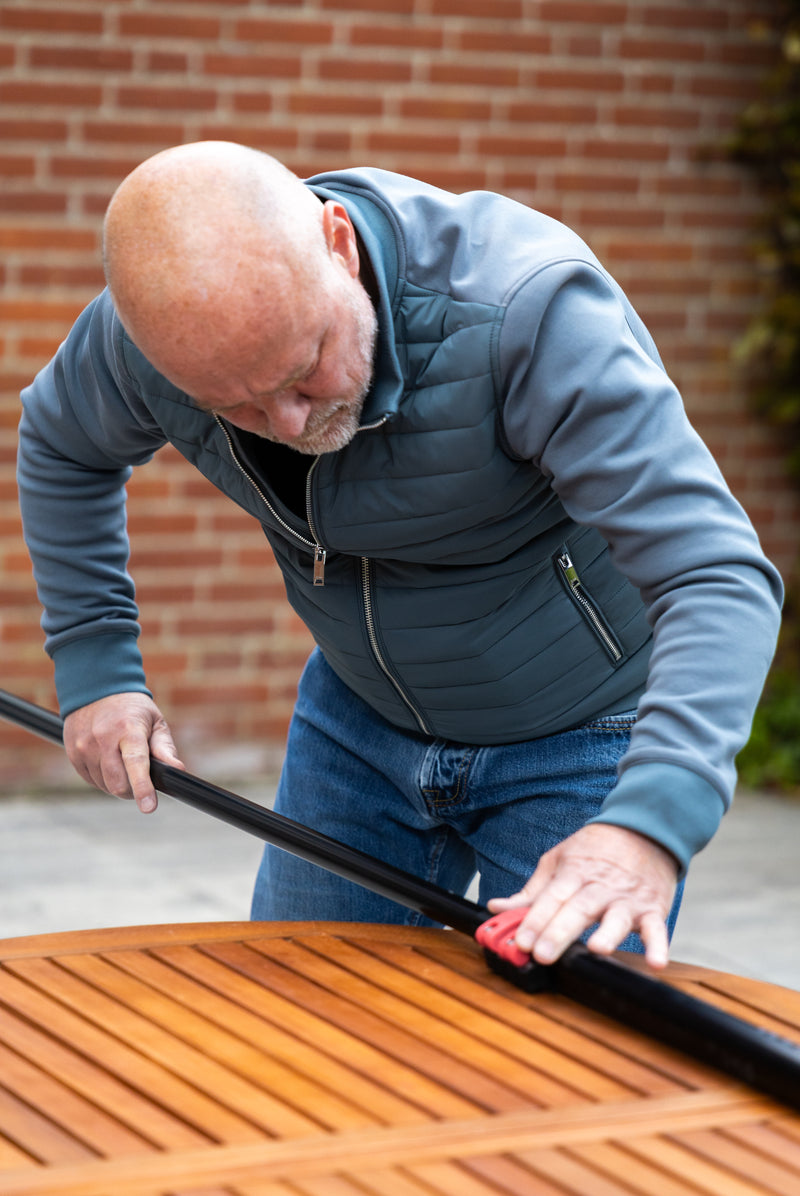 Extending a telescopic pole segment