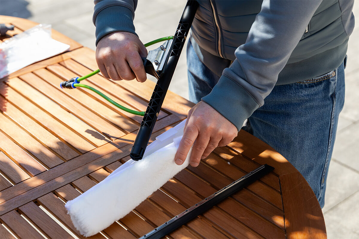 Attaching the cleaning cloth to the washer-cleaner set