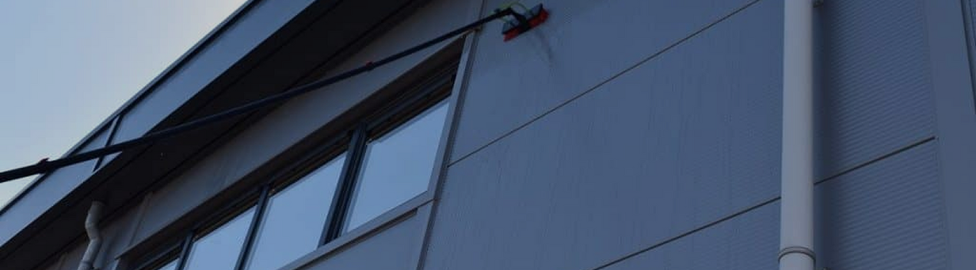 Cleaning a facade