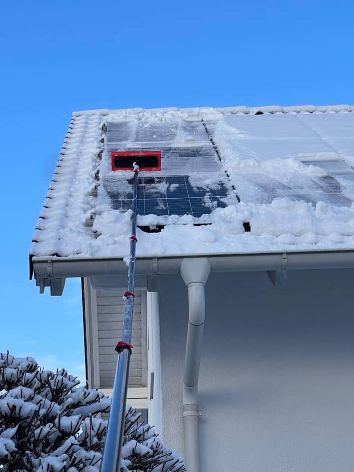 Schneeräumung von Sonnenkollektoren mit einem Teleskopstiel